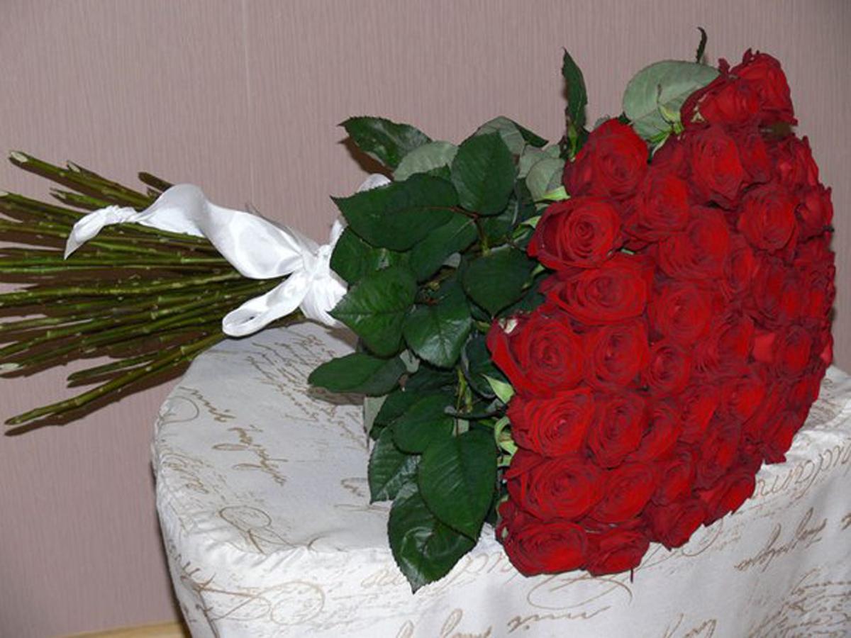 Букет красных роз в квартире